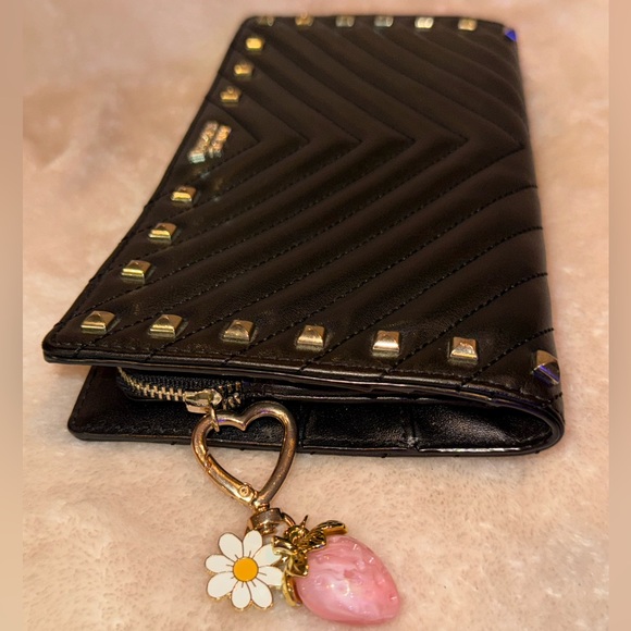 Victoria’s Secret Black Studded V-Quilt Women Wallet Magnetic Clasp Zipper Pouch - Picture 8 of 16